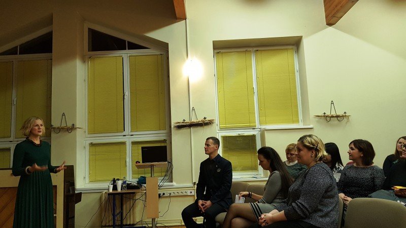 Negaliu atsigėrėti: vieta, kurioje konferencijas veda ir pranešimus vieni kitiems skaito TĖVAI. Susipažinkite - Išlaužo pagrindinė mokykla