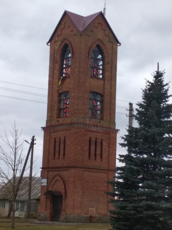 Šimtas mažų varpelių, viena didelė varpinė, pusė statinaitės silkių sūrymo ir drąsios, žavios, sunkumų nebijančios, gyvenimui besišypsančios moterys. Kas? Prasmės ir laimės paieškos pasakose Šėtos gimnazijos Pagirių Adomo Jakšto daugiafunkciame centre 